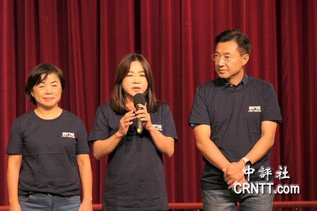 韓國瑜送暖馬文君　戰鬥藍齊加油