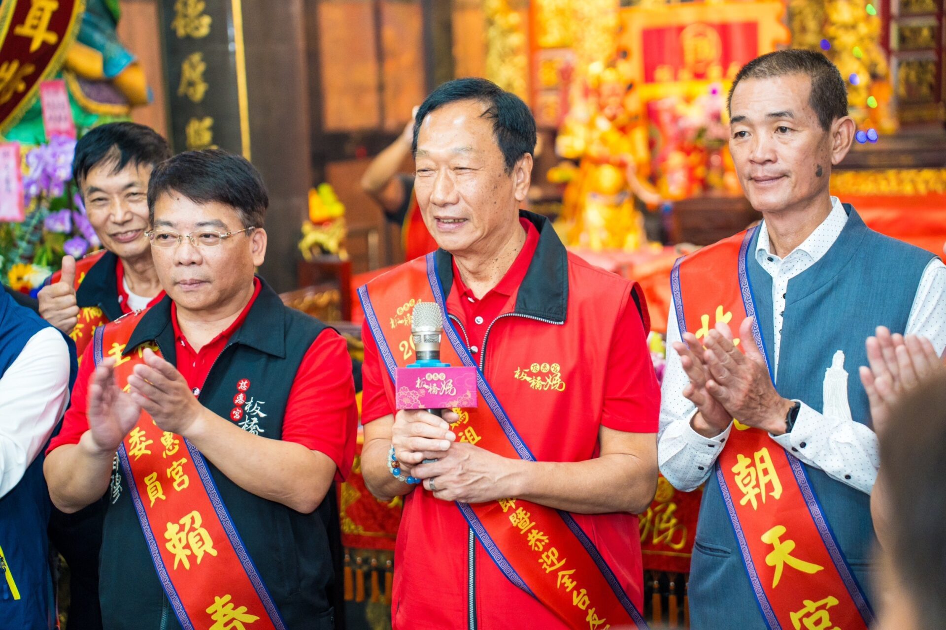 向媽祖祈求兩岸和平「指出明路 」 郭台銘盼人民團結、不要再有政黨惡鬥 向媽祖祈求兩岸和平「指出明路 」 郭台銘盼人民團結、不要再有政黨惡鬥