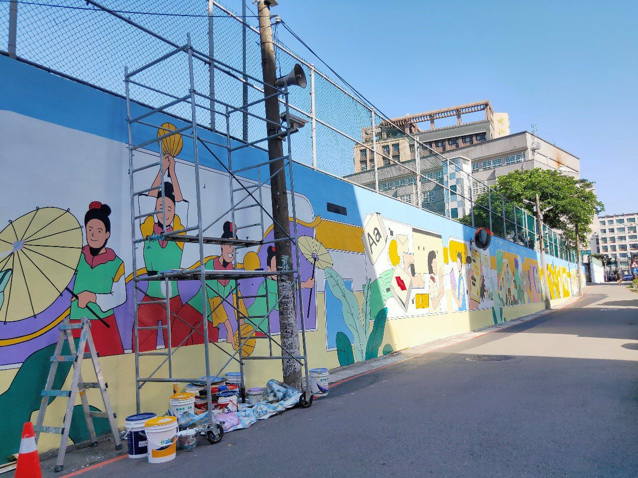 桃園中壢區健行里攜手東興國中後牆彩繪　繪出社區美感與活力