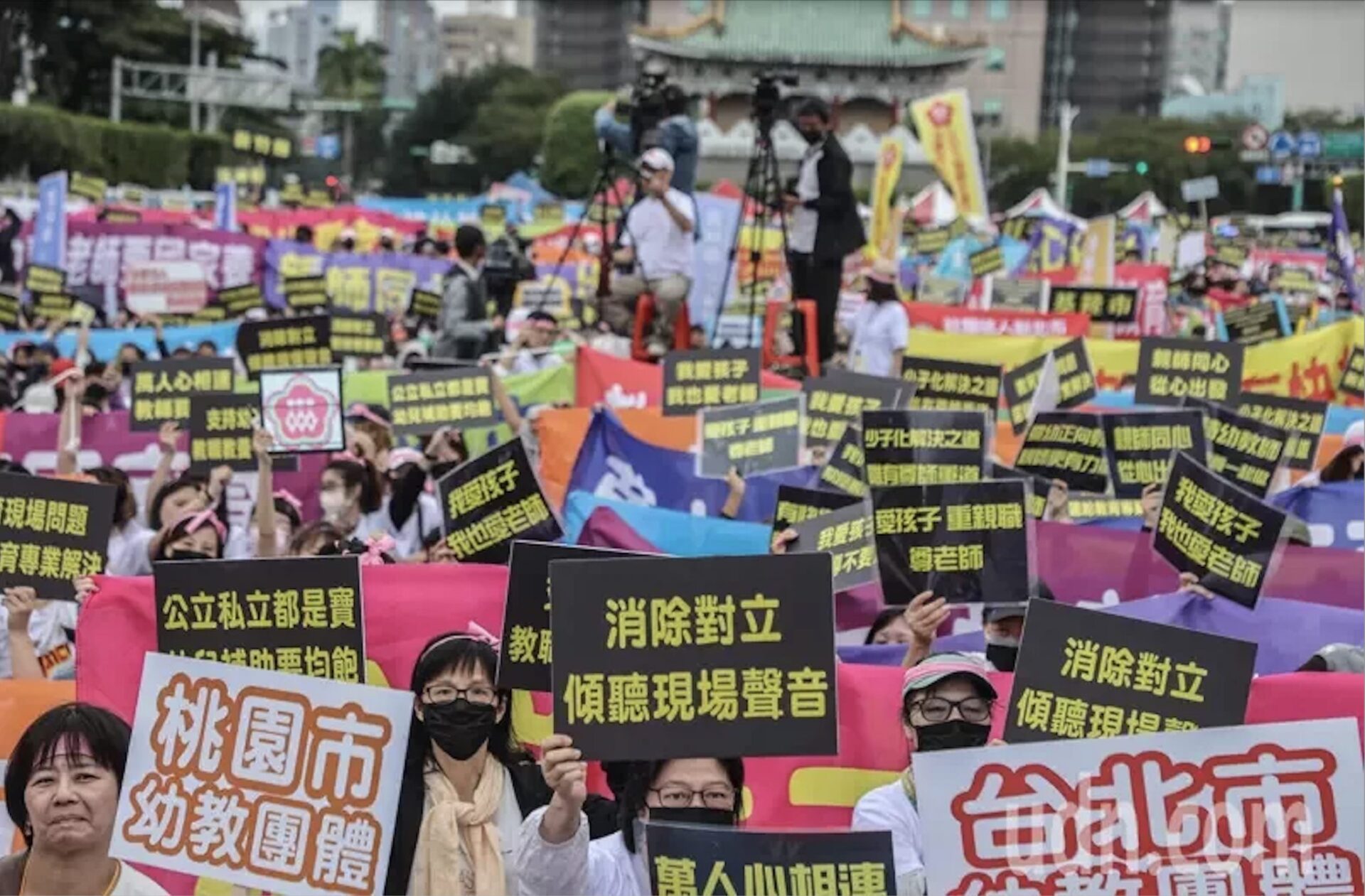 幼教師被烏龍餵藥案害慘上凱道！賴清德在同志大遊行嗨喊「會跟大家站一起」 網友痛批「裝死」