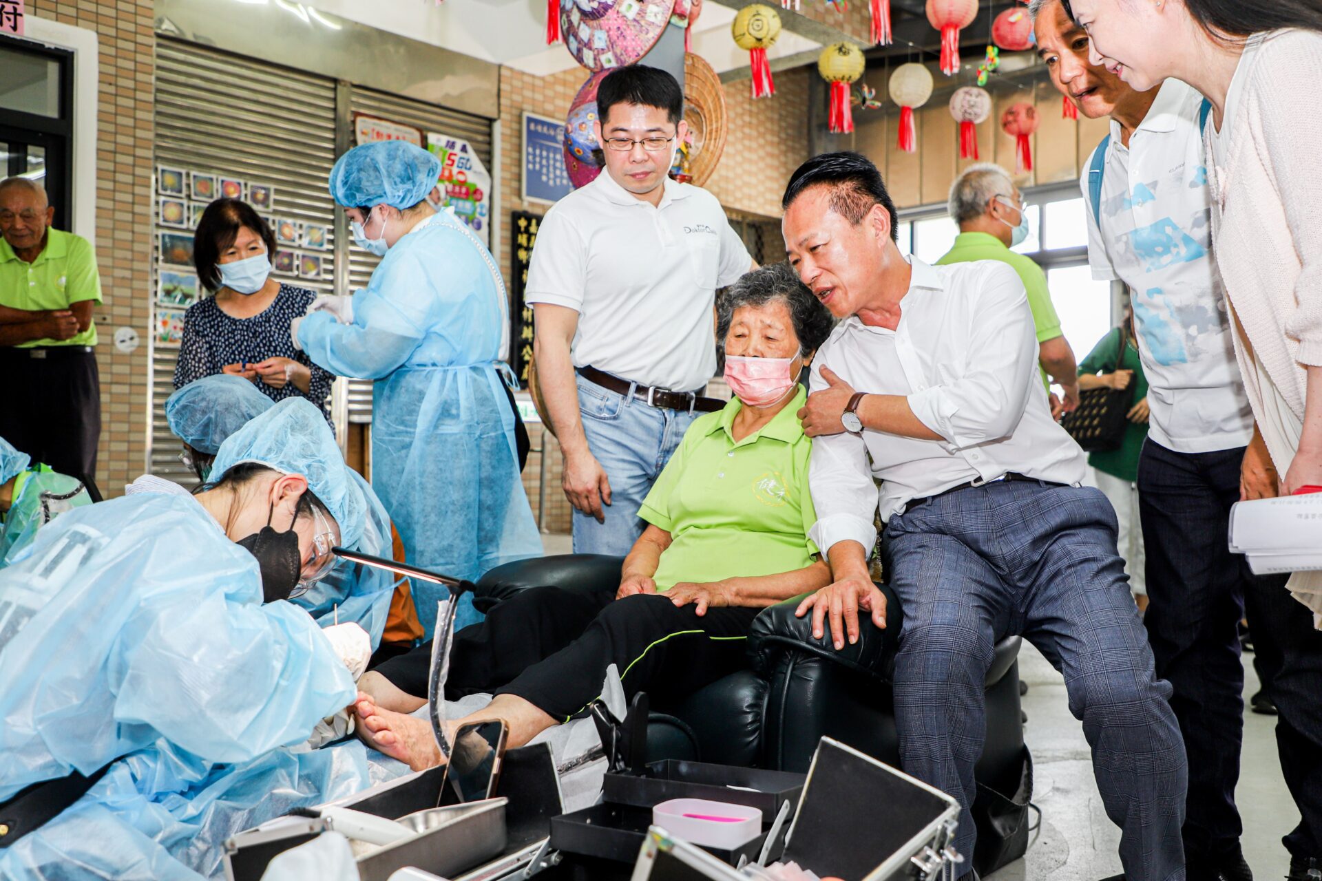 長輩剪趾甲沒煩惱 嘉縣府與民間團體合推公益剪趾 長輩剪趾甲沒煩惱 嘉縣府與民間團體合推公益剪趾