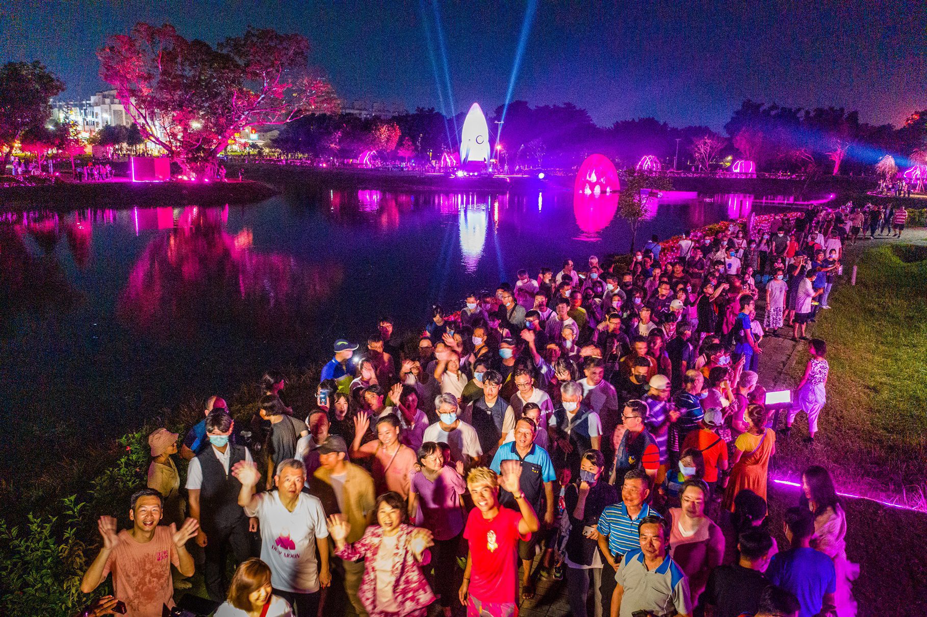 嘉義市光織影舞中秋連假吸引35萬遊客　粉紅穿搭逛市集享專屬優惠