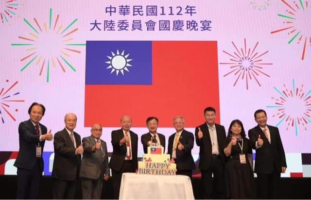 傻眼!陸委會國慶晚宴青天白日12道光芒變13道 傻眼!陸委會國慶晚宴青天白日12道光芒變13道