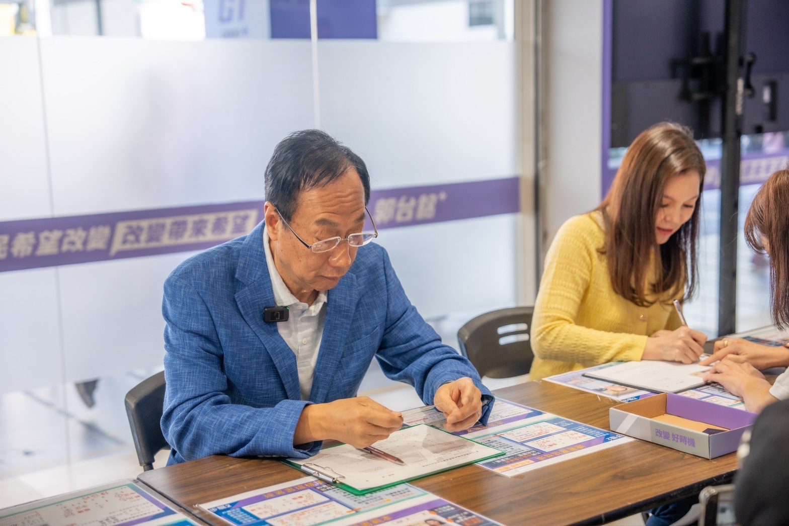 倒數48小時 郭台銘偕夫人曾馨瑩連署催票 倒數48小時 郭台銘偕夫人曾馨瑩連署催票