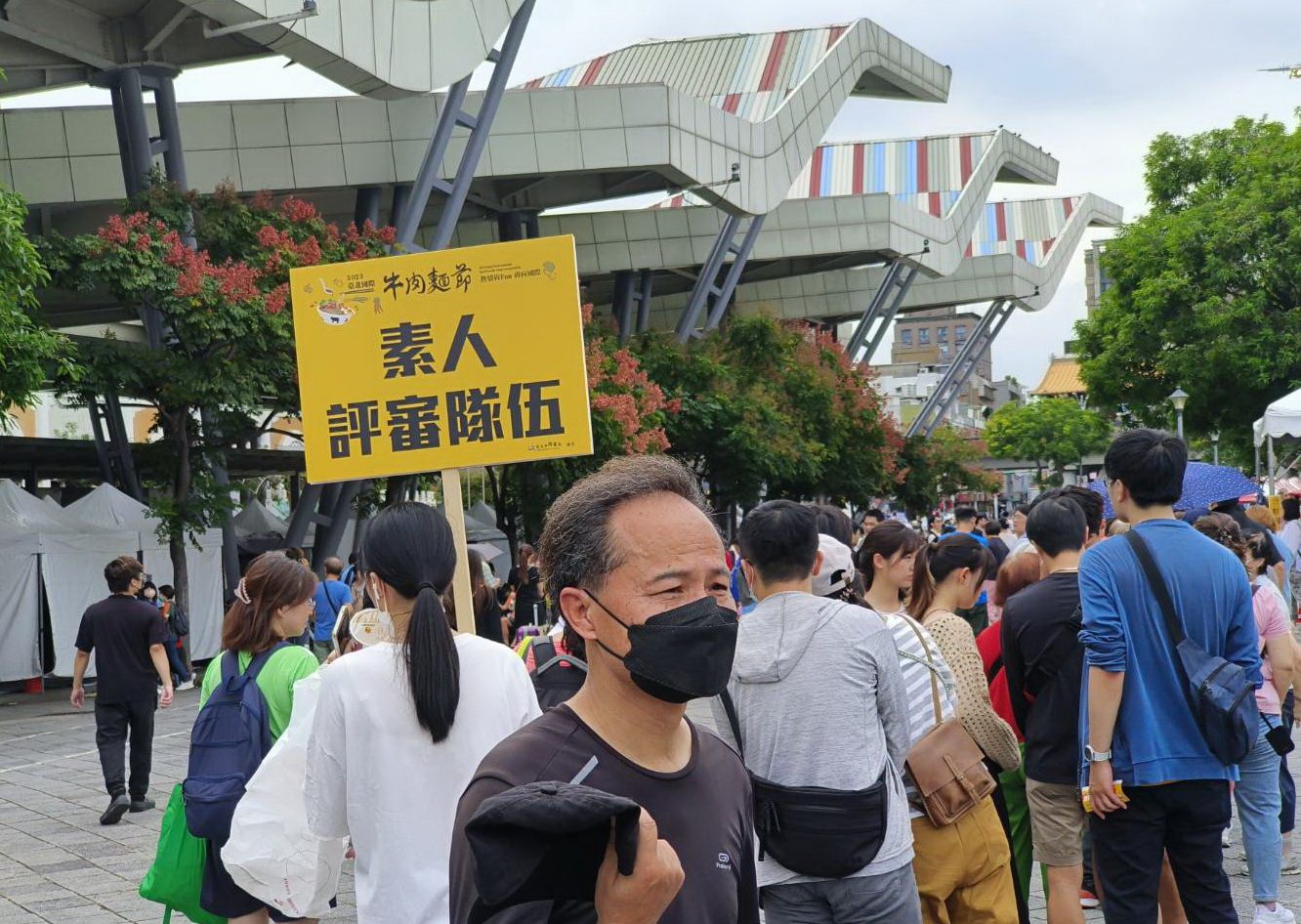 素人評審報名非常踴躍，活動現場大排長龍，爭取為自己心目中喜愛與支持的店家投下寶貴的一票。(記者包克明攝)