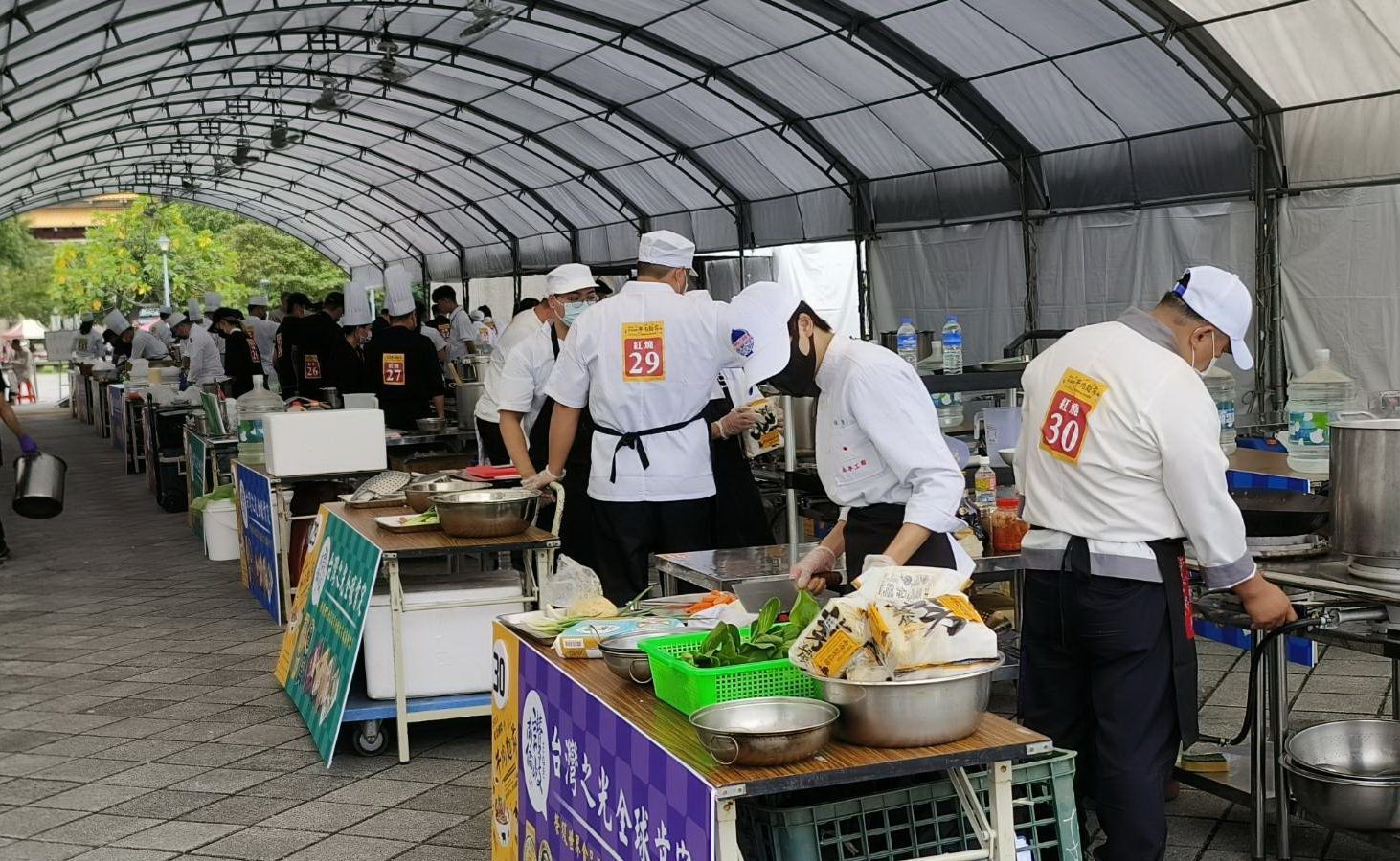 首日「鮮食組-紅燒」競賽，現場參賽店家廚師團隊紛紛拿出渾身解數，爭取勝出，現場氣氛相當緊繃。(記者包克明攝)