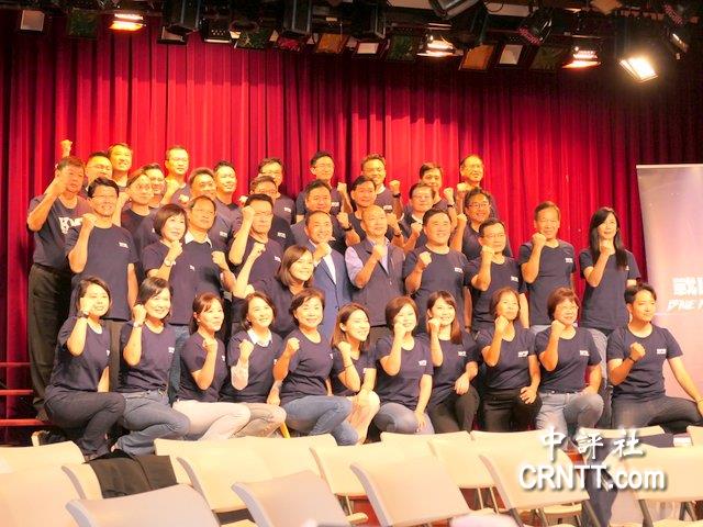 戰鬥藍選將搶著合影韓國瑜 爭取更多藍營選民支持 戰鬥藍選將搶著合影韓國瑜 爭取更多藍營選民支持