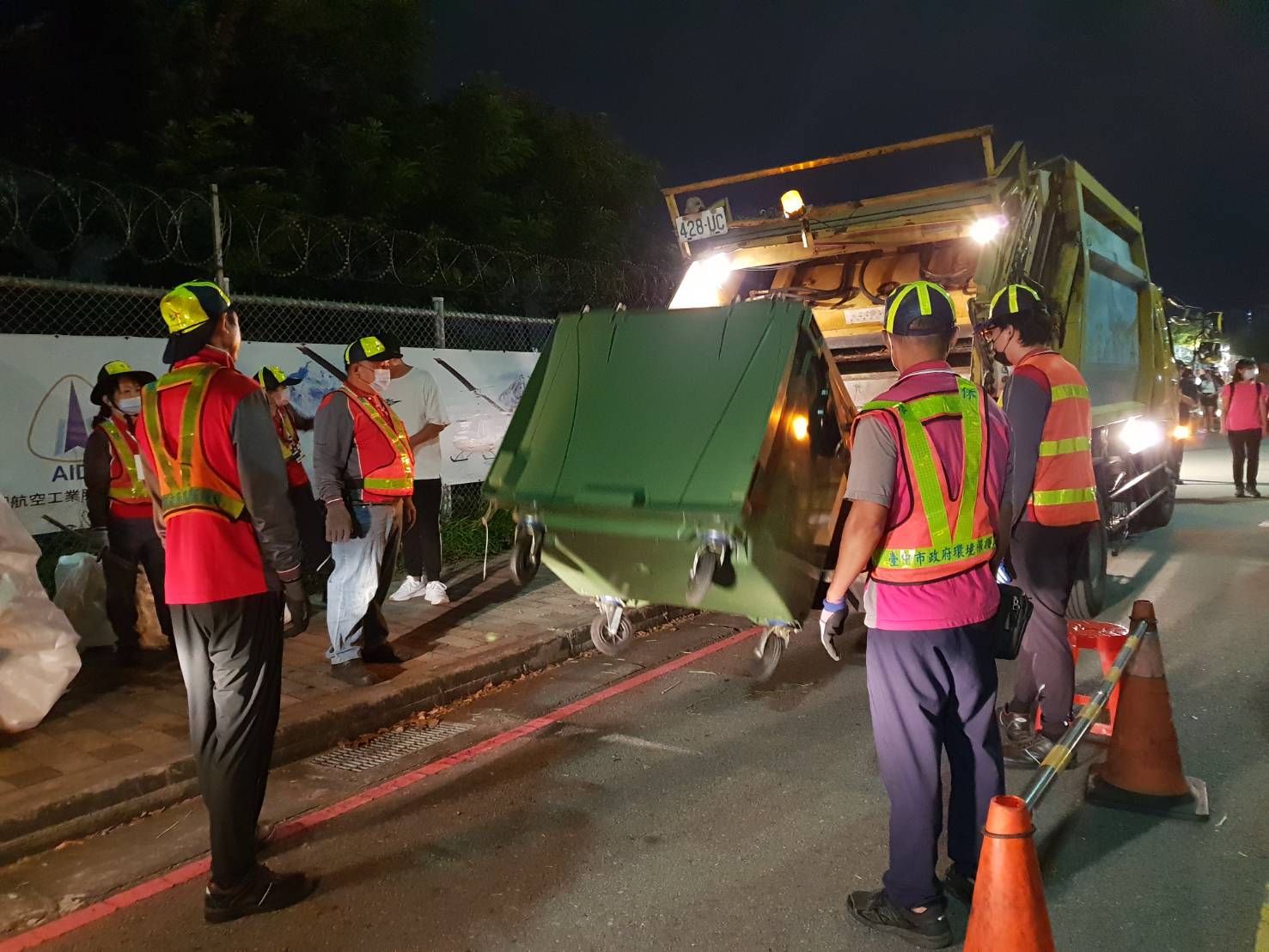 國慶璀璨焰火落幕　中市速恢復市容清理10噸垃圾