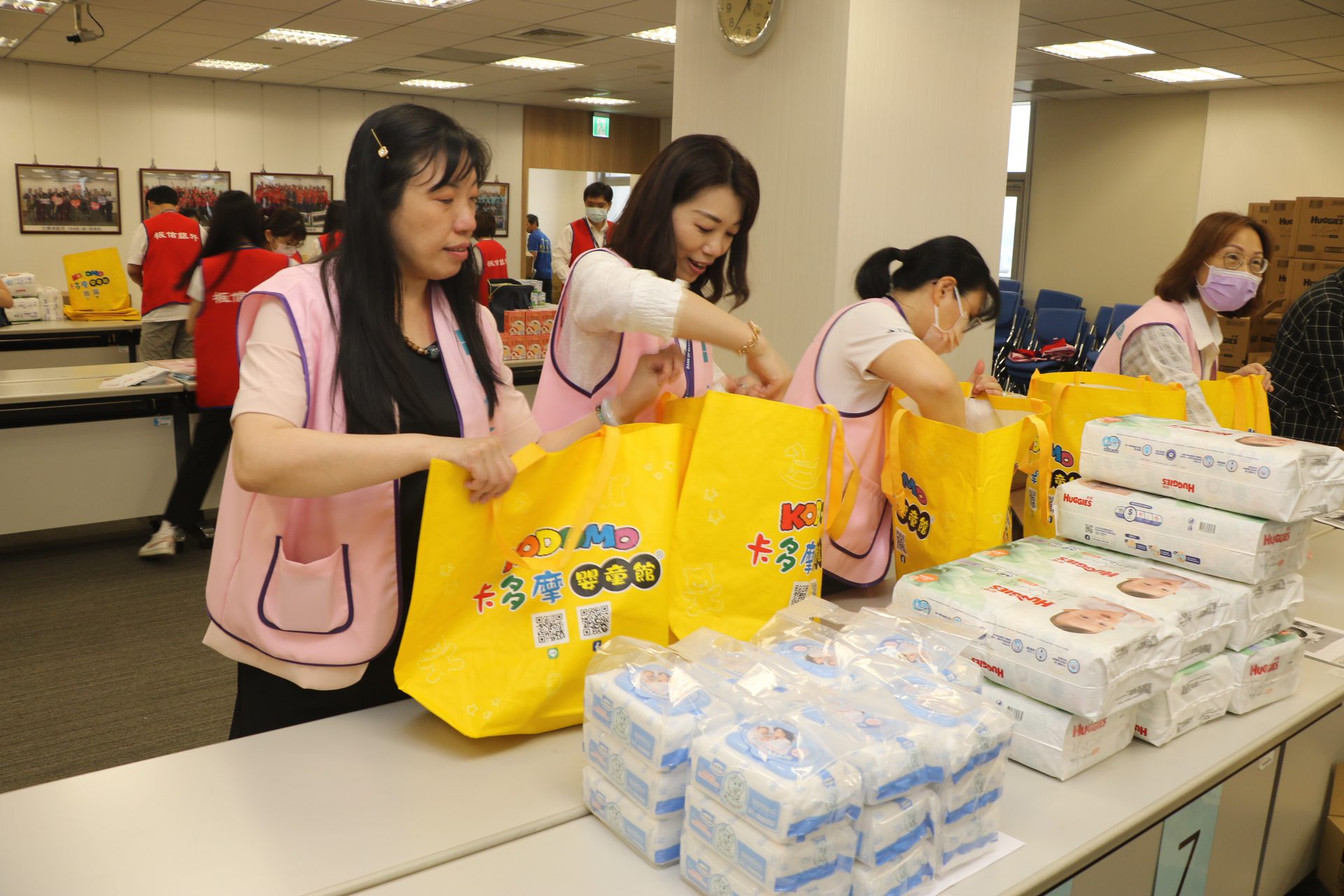新北推出愛兒包幼幼包 卡多摩等用佛心價 板信志工助分裝 新北推出愛兒包幼幼包 卡多摩等用佛心價 板信志工助分裝