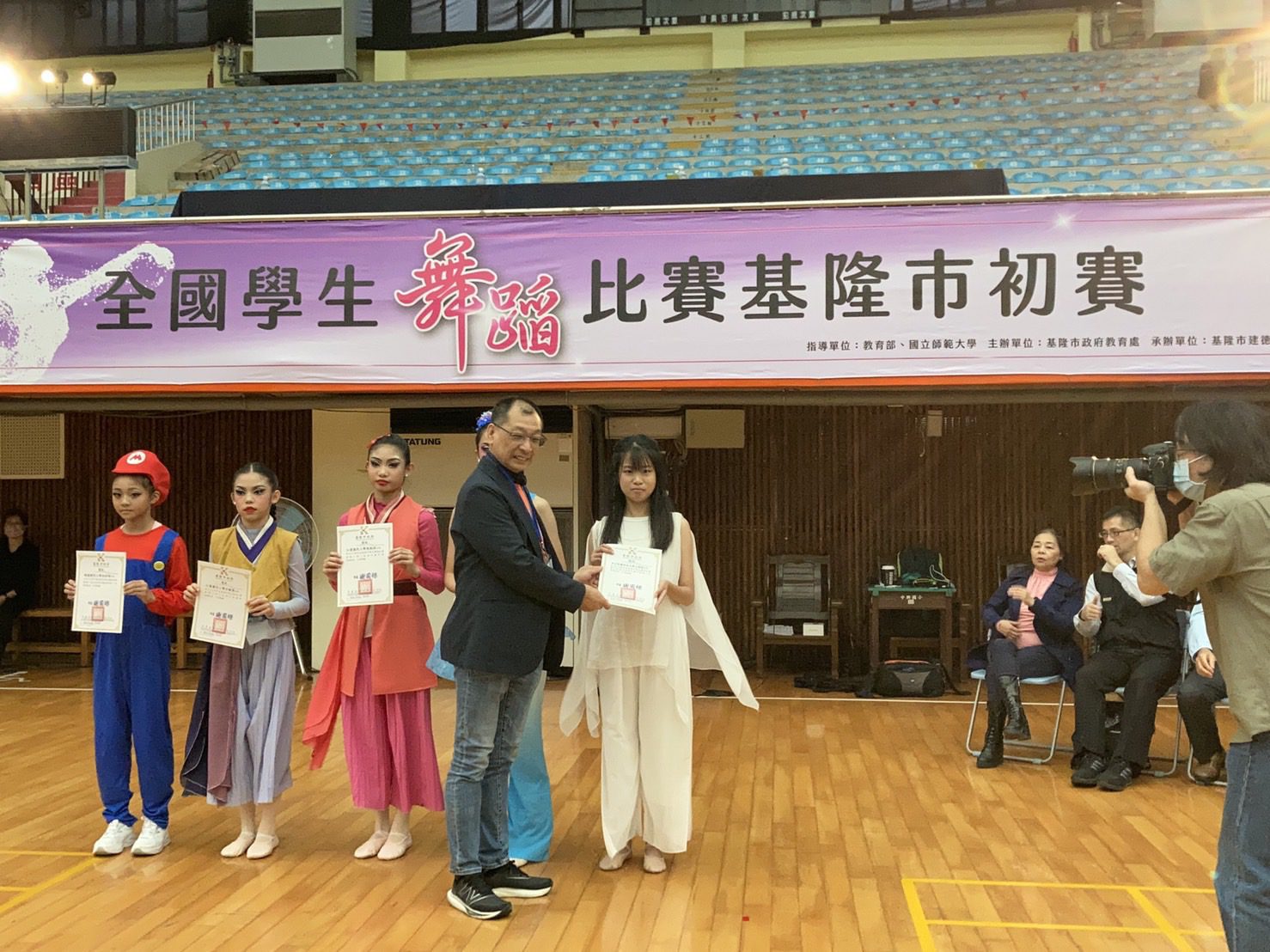崇右影藝科大王瑜瑄獲得大專個人組舞蹈冠軍後，將代表基隆市參加全國決賽。(圖/崇右影藝科大提供)