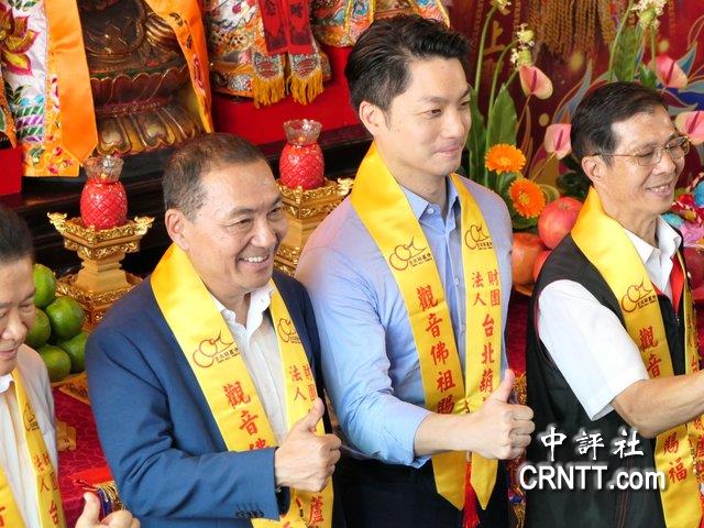 四位政治明星同台 蔣萬安禮讓主位給侯友宜 四位政治明星同台 蔣萬安禮讓主位給侯友宜