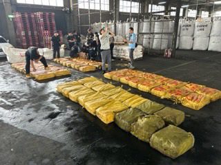 警方現場清點在高雄港58號管制站前攔截圍捕運毒車隊載運的巨量毒品。(圖／刑事警察局提供)