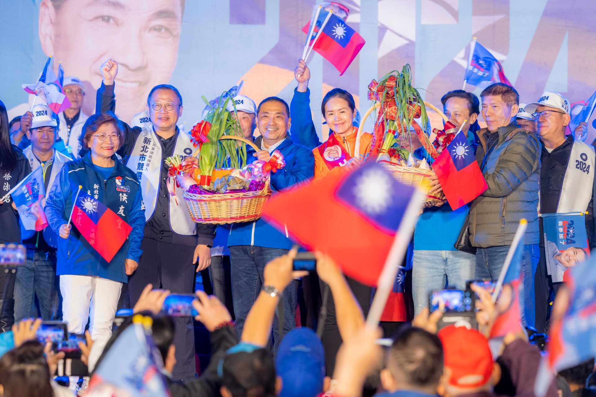 柯文哲稱拚戰到底 侯友宜喊尊重:為這塊土地的人民向前走、走到底 柯文哲稱拚戰到底 侯友宜喊尊重:為這塊土地的人民向前走、走到底