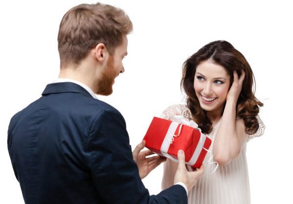 男女熱戀時，男方往往會依照女方心願致贈禮物。(示意圖/翻攝網路)
