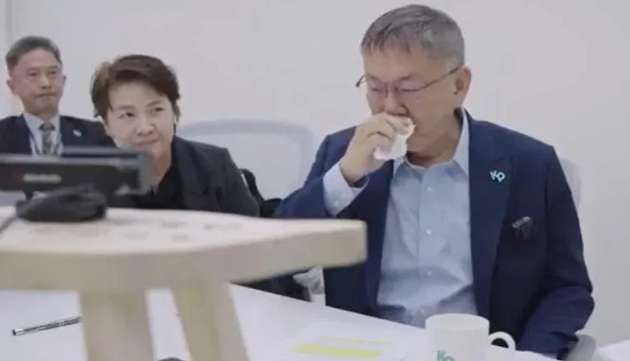 柯文哲在黨內會議落淚 哽咽自爆:吞安眠藥才能入睡 柯文哲在黨內會議落淚 哽咽自爆:吞安眠藥才能入睡