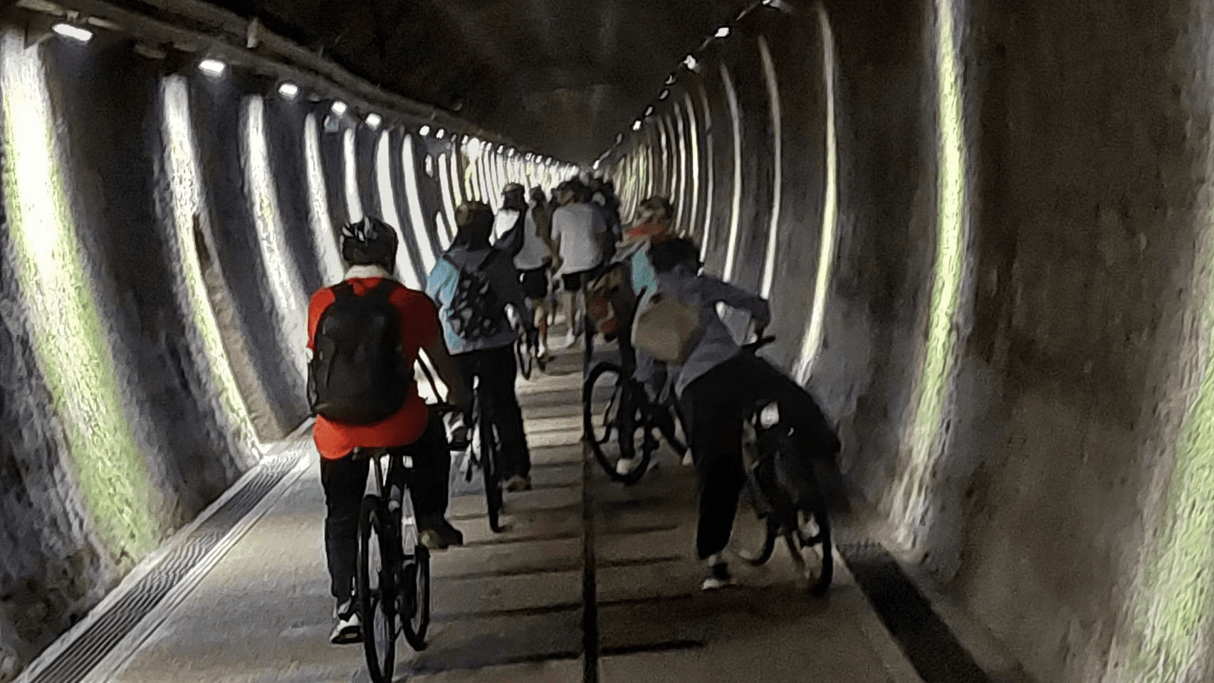 隧道內投射燈照射牆面，彷彿在時光隧道中騎車。張欽攝影