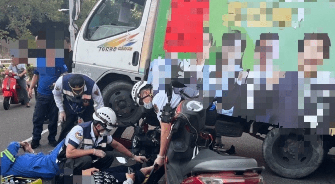 賴清德選舉宣傳車疑違規迴轉 2騎士遭撞輾「骨折」送醫 賴清德選舉宣傳車疑違規迴轉 2騎士遭撞輾「骨折」送醫