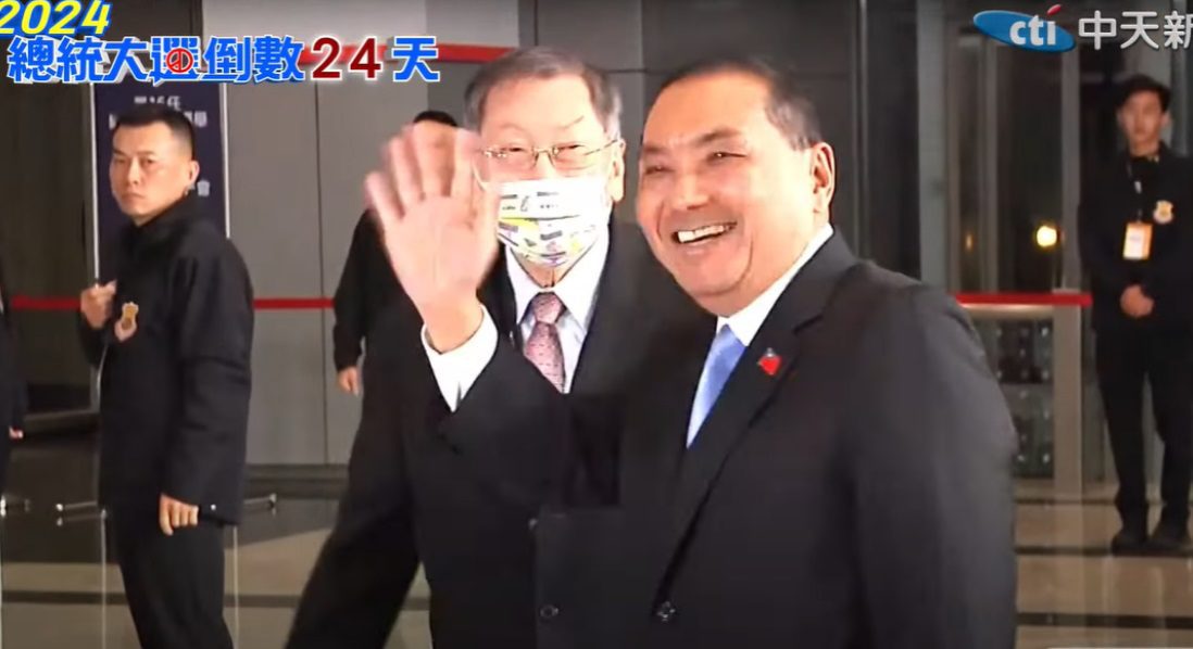 首場總統政見會!侯友宜提早1.5小時到場 穿著穩重西裝向媒體自信揮手 首場總統政見會!侯友宜提早1.5小時到場 穿著穩重西裝向媒體自信揮手