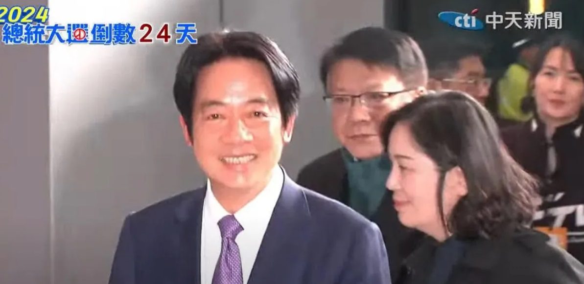 著藍色西裝、紫色格子領帶出席政見會 賴清德最晚抵達簽到後小撥頭髮 著藍色西裝、紫色格子領帶出席政見會 賴清德最晚抵達簽到後小撥頭髮