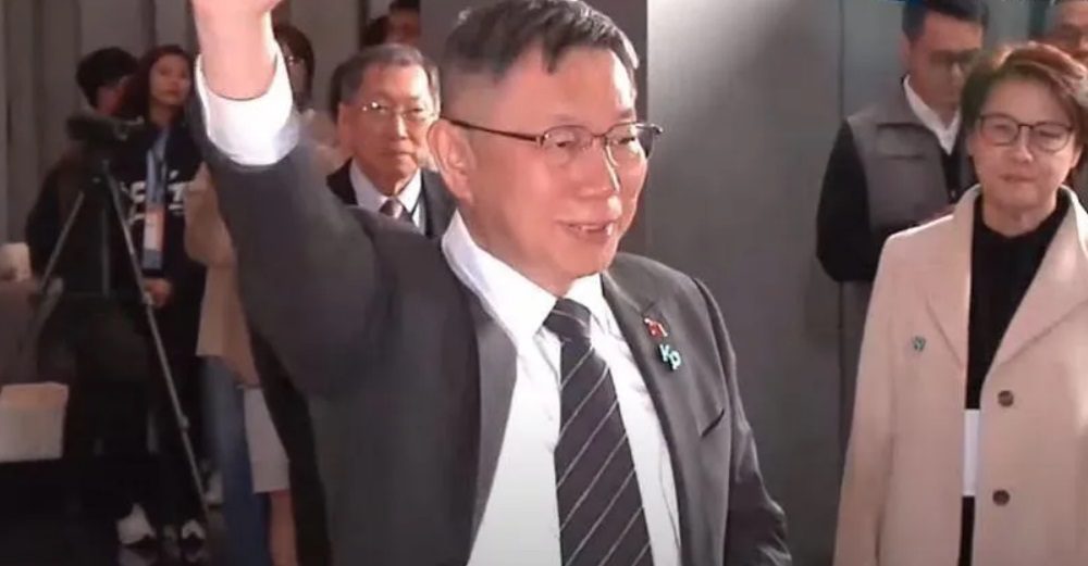 首場總統政見會柯文哲提前1小時進場　「雙徽章」再現搭配斜紋領帶