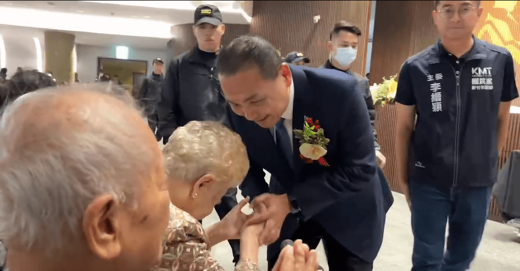 侯友宜巧遇柯文哲爸媽　兩人互動畫面曝光