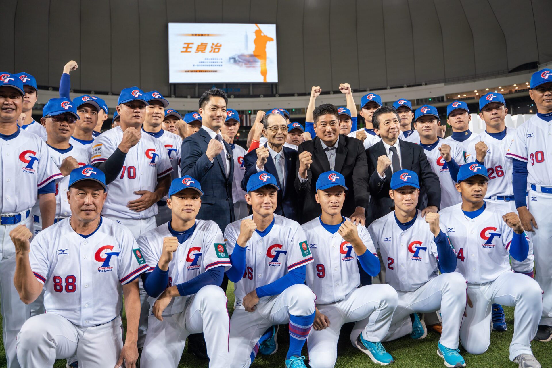 王貞治開出大巨蛋歷史第一球 中韓開幕戰明登場 王貞治開出大巨蛋歷史第一球 中韓開幕戰明登場