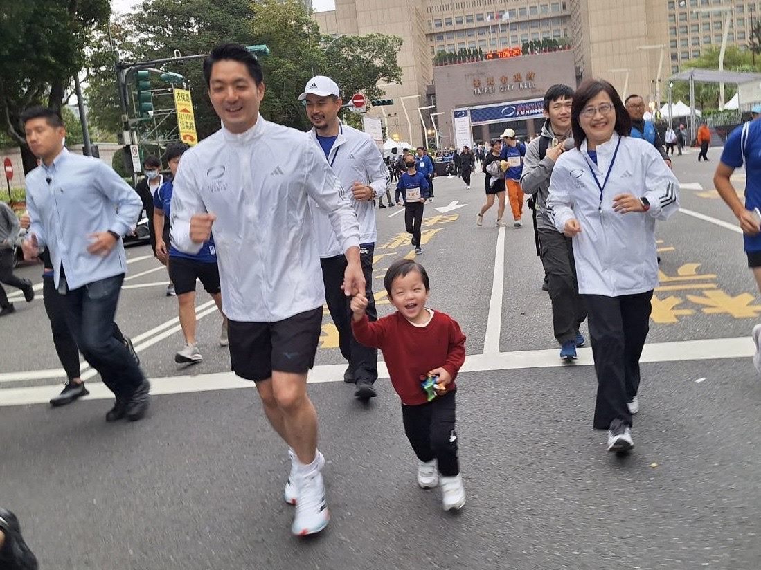 臺北馬「歡樂早餐跑」5000人躍動城市 蔣萬安伴二寶兒齊步跑 臺北馬「歡樂早餐跑」5000人躍動城市 蔣萬安伴二寶兒齊步跑