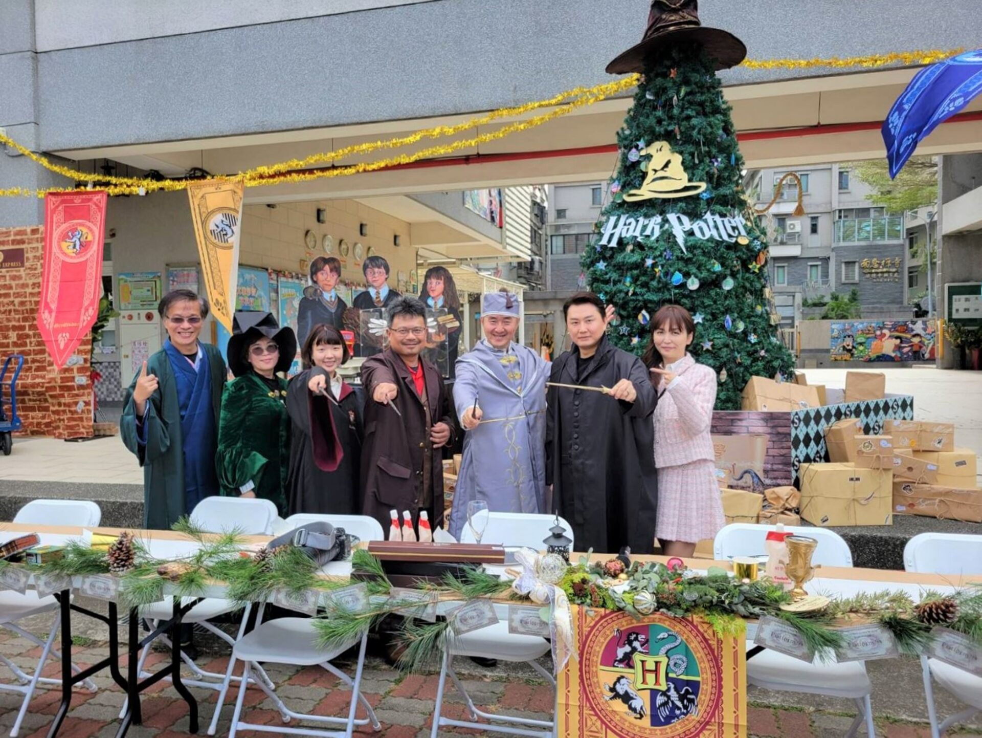 嘉市文雅聖誕樹下聚餐學禮儀　祝福世界和平
