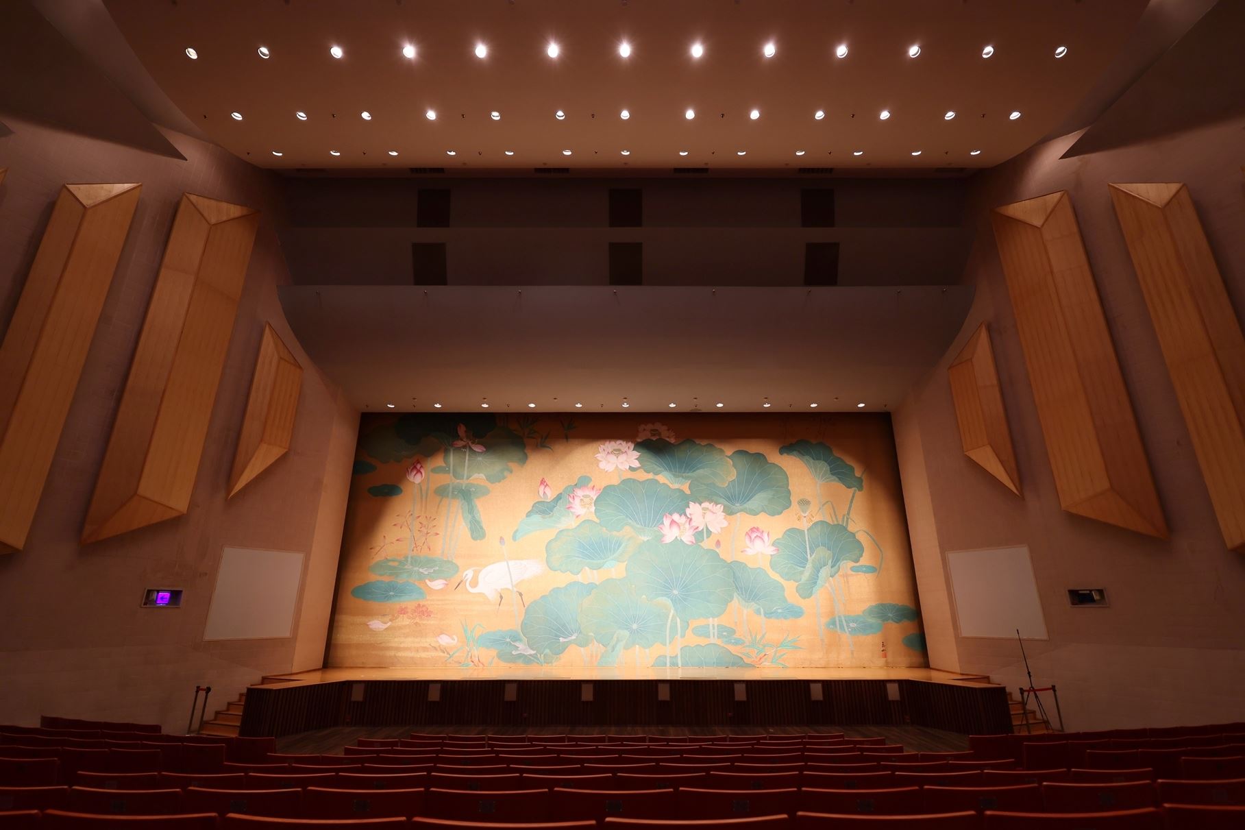 日本宮廷刺繡團隊維護嘉義音樂廳緞帳大幕　重現風華之美