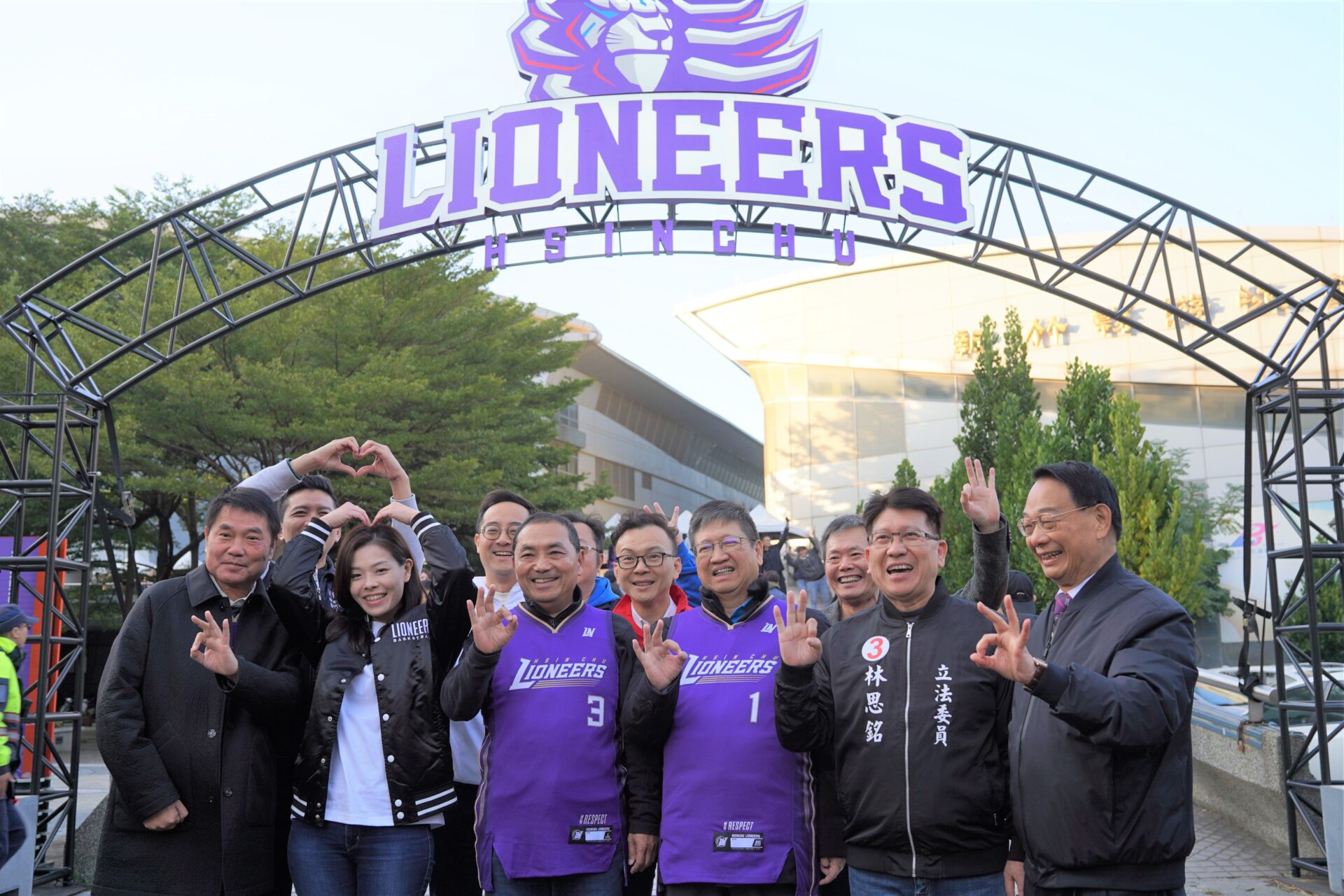 侯友宜與竹竹苗首長共襄攻城獅主場聖誕夜　承諾選舉政策