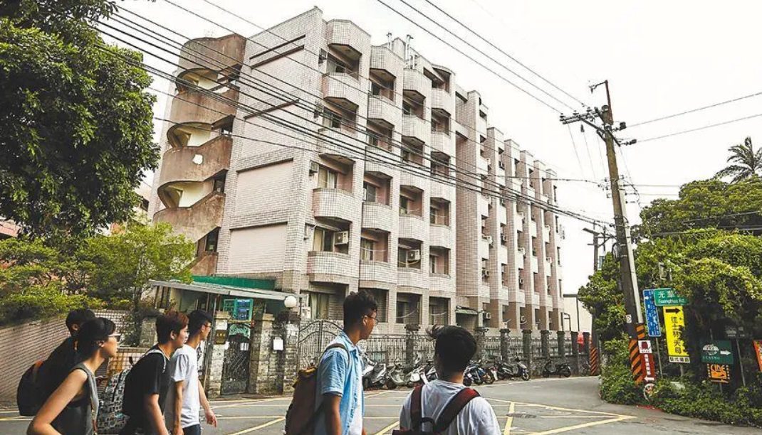 賴辦要求出示凱旋苑租約和稅單　侯辦：27日召開記者會公布