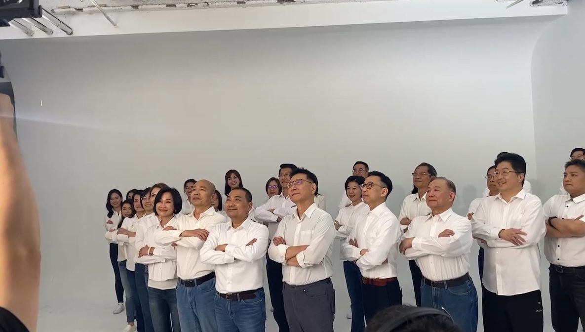 韓國瑜與「侯康」並列C位！藍不分區集結合照歡笑不斷
