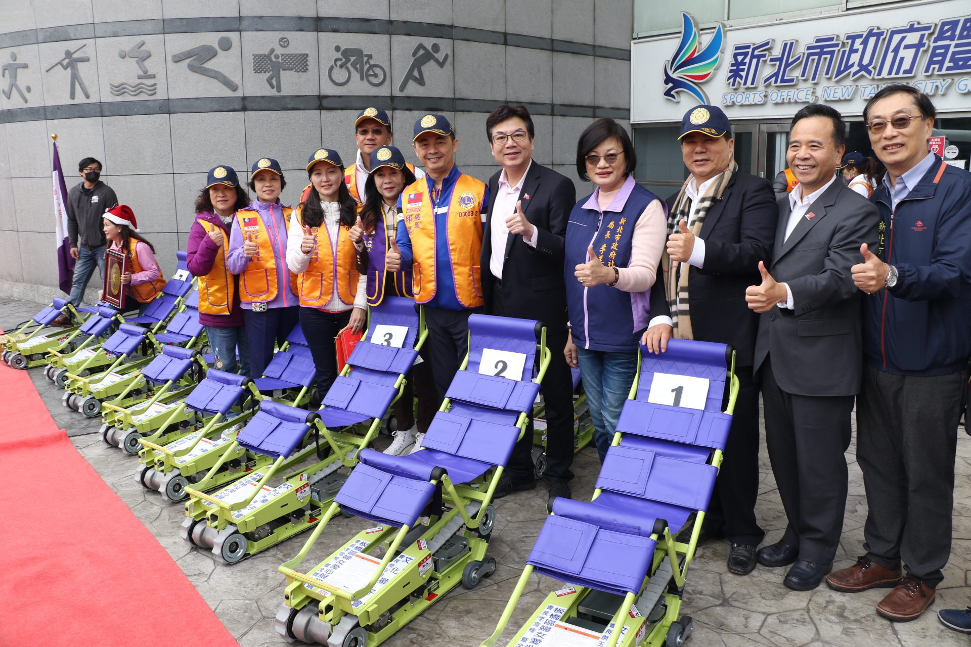 新北老舊公寓無電梯老人上下不便　 國際獅子會300B 2區捐30台爬梯機