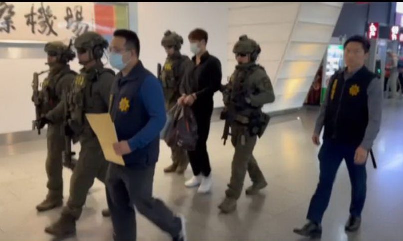 刑事警察局在桃園國際機場接押劉姓通緝犯。(圖／刑事警察局提供)