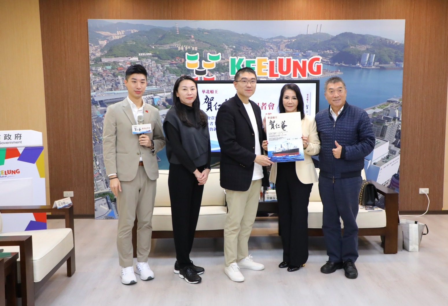 華北船王賀仁菴作者贈書基隆圖書館 謝國樑:持續推動歷史結合觀光