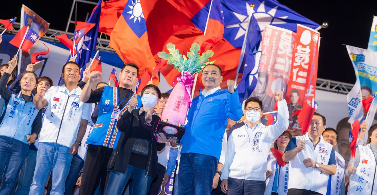 愛心阿嬤陳樹菊現身力挺侯友宜!台東萬人造勢他轟蕭美琴「不認同中華民國有資格參選副總統?」 愛心阿嬤陳樹菊現身力挺侯友宜!台東萬人造勢他轟蕭美琴「不認同中華民國有資格參選副總統?」