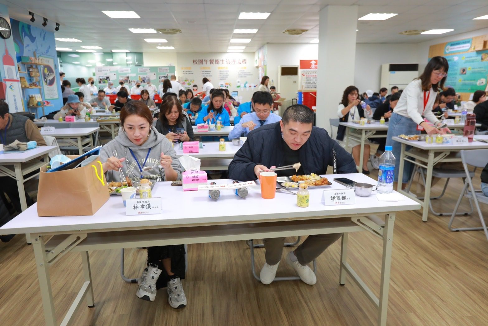 基隆市長謝國樑等人中午品嚐供餐菜色。(圖/基隆市政府提供)