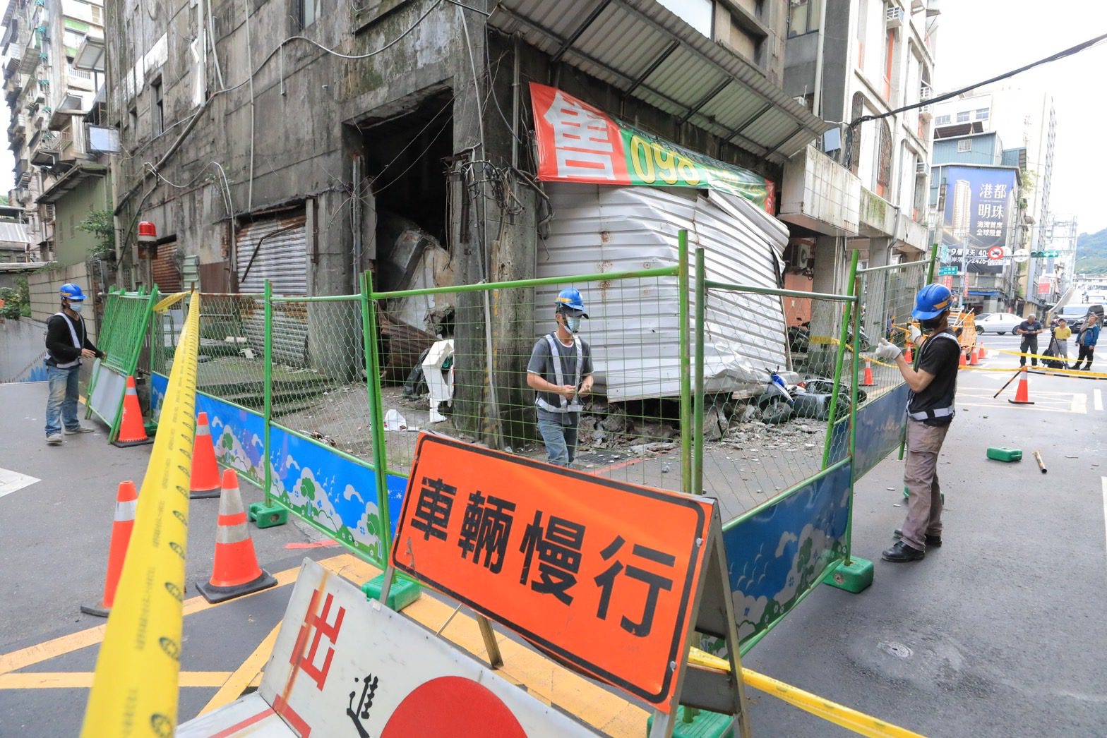 基隆市愛一路老舊建物坍塌現場。(基隆市政府提供)