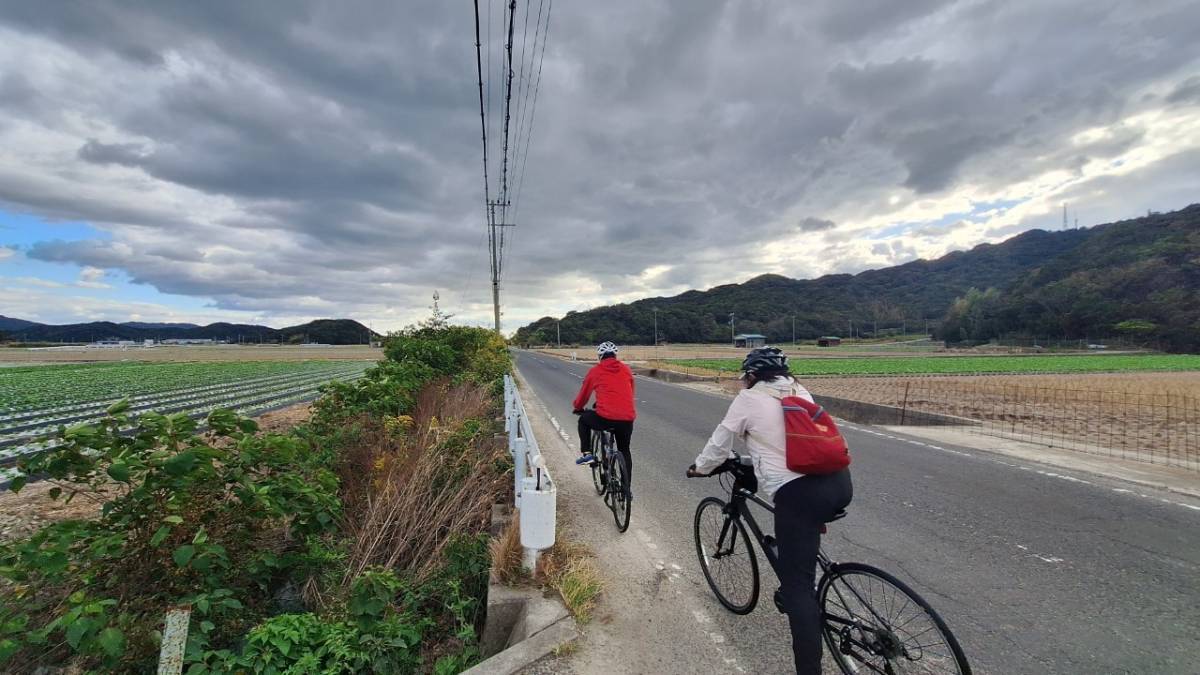 參訪團成員騎著自行車體驗淡路島風光。(圖/記者張欽攝影)