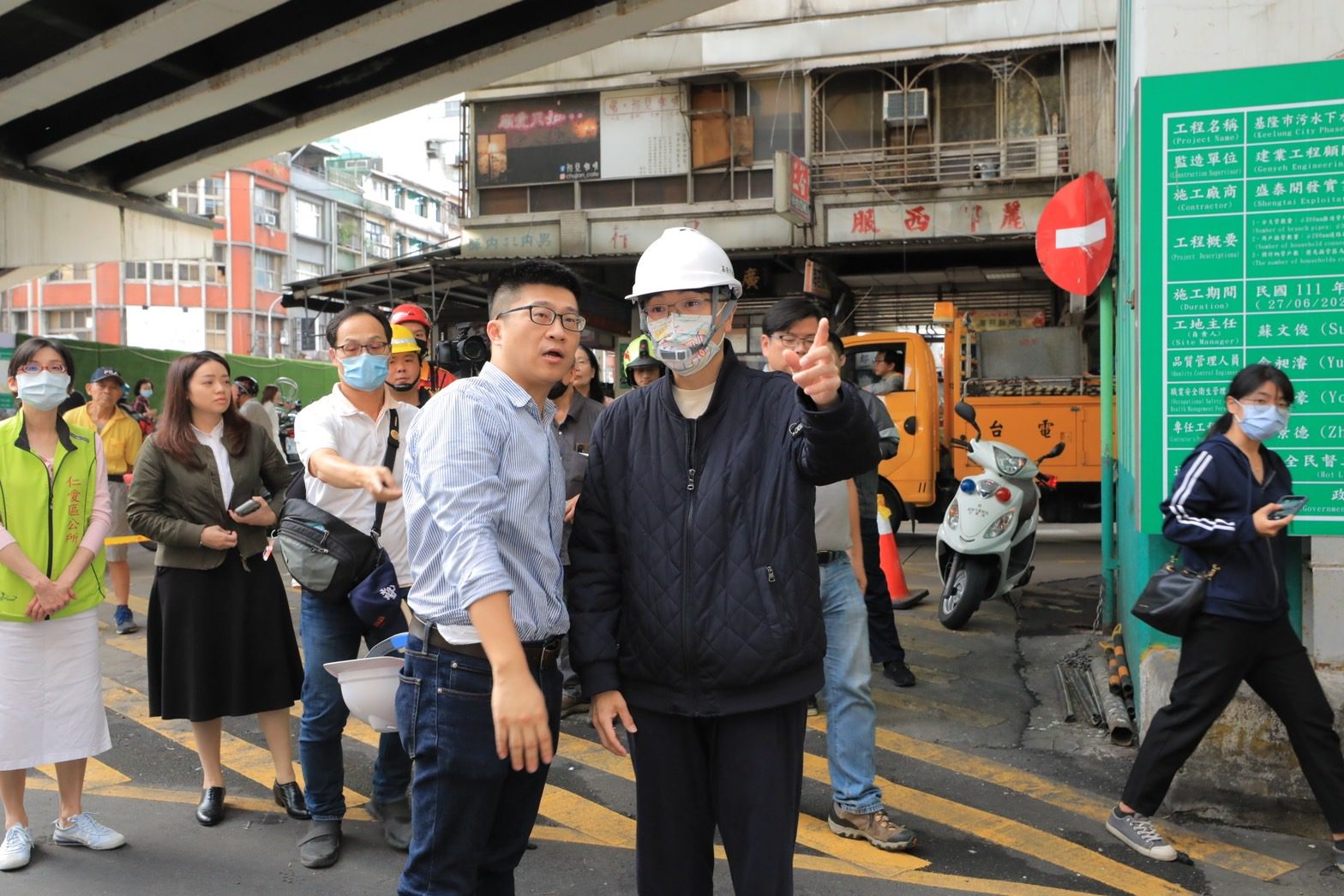 基隆市長謝國樑趕抵愛一路房屋倒塌現場勘查，並表示將積極盤點老舊建物維護市民安全。(基隆市政府提供)