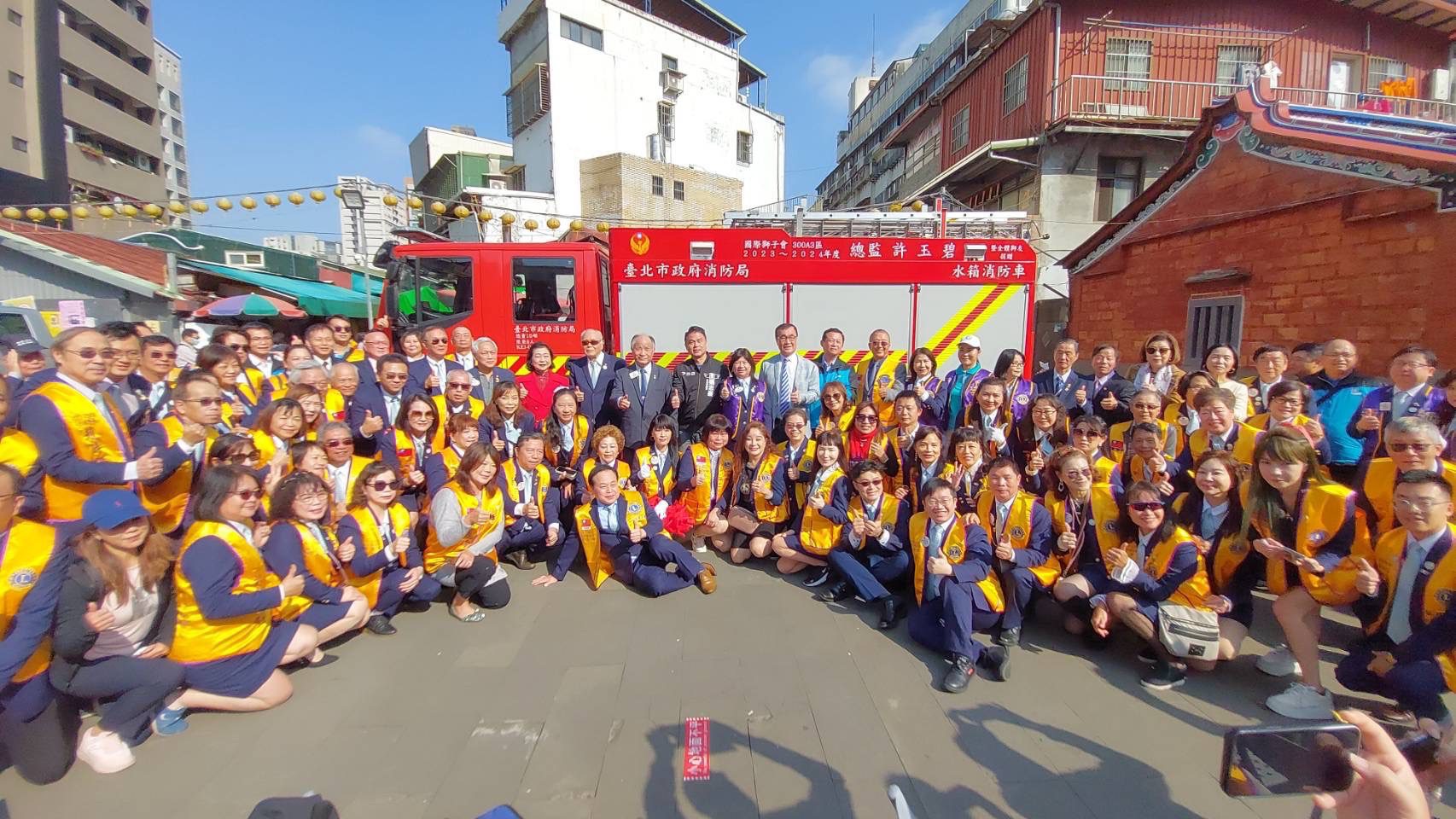 台北市副市長李四川、國際獅子會300A3區總監許玉碧與全體參加捐贈典禮的獅友於剪綵後合影。(圖/記者張欽攝影)