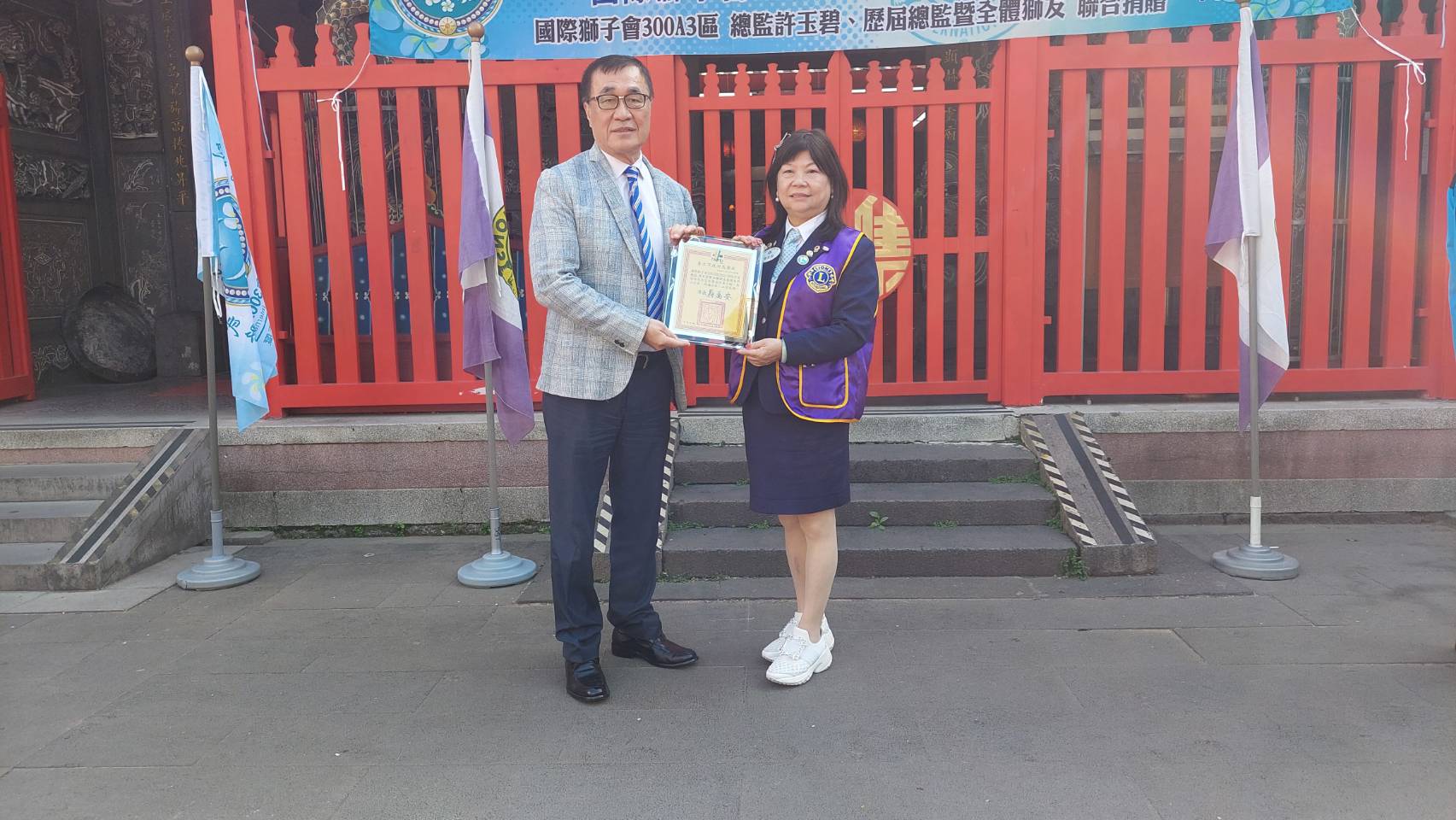 國際獅子會300A3區總監許玉碧將象徵性的消防車鑰匙贈與台北市副市長李四川(上圖)、李四川也代表北市府回贈總感謝狀(下圖)。(圖/記者張欽攝影)