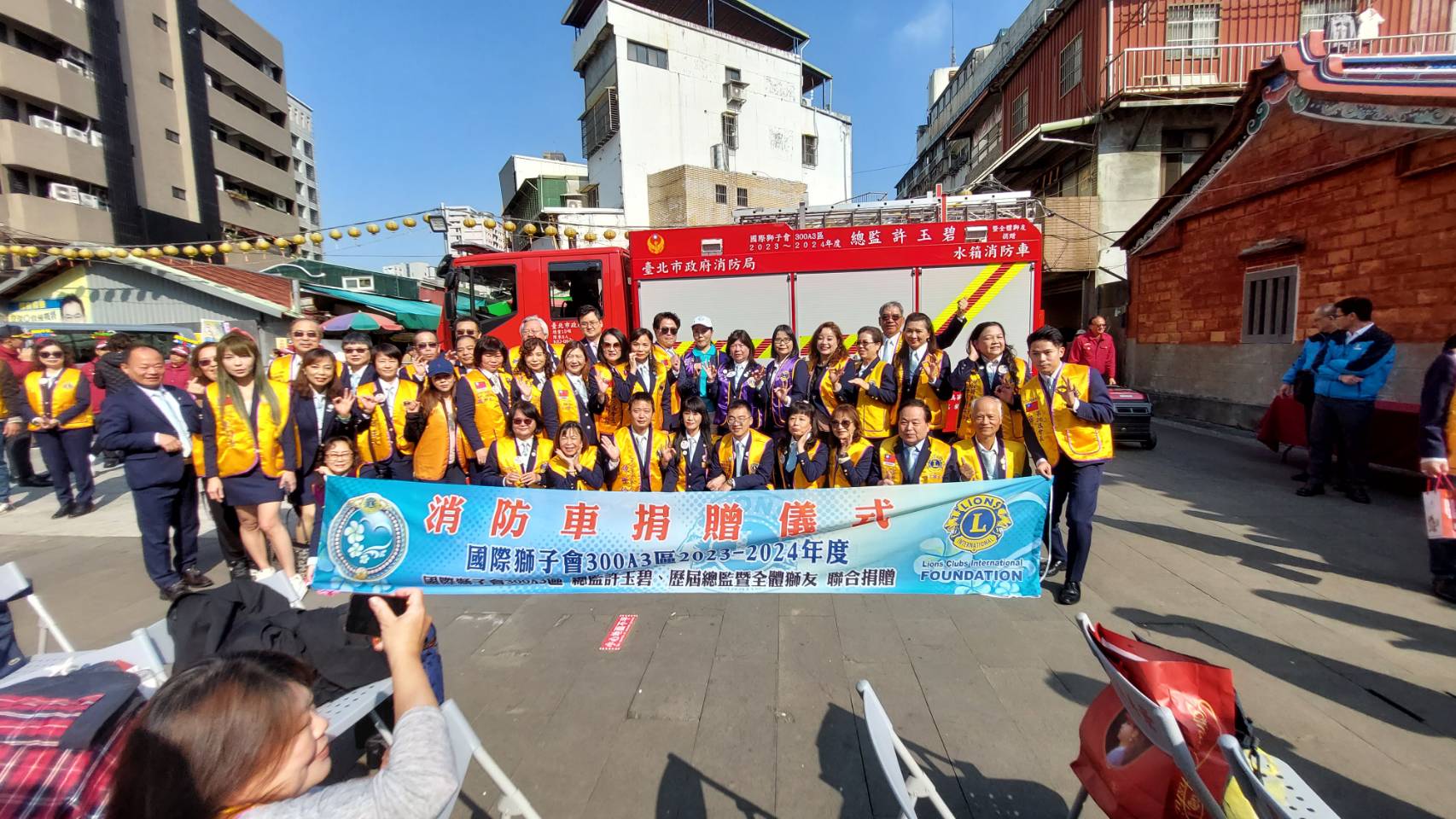 國際獅子會300A3區總監許玉碧與歷屆總監(上)、本屆300A3區行政團隊(中)、所屬各會會長(下)在致贈儀式完成後合影留念。(圖/記者張欽攝影)