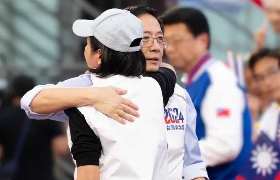 管中閔首次站台就獻給侯友宜　柯志恩一個擁抱展現兩人這默契