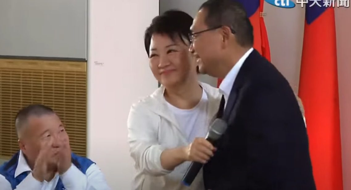 媽媽市長送暖！盧秀燕擁抱侯友宜：雖敗猶榮