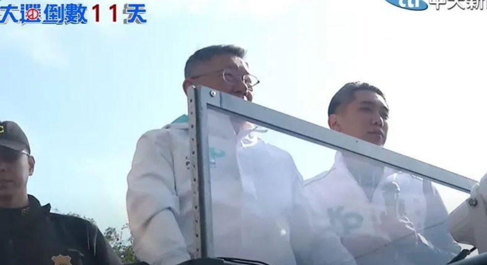 才剛批評侯友宜降低防彈玻璃　柯文哲車掃到一半因「這理由」也降下