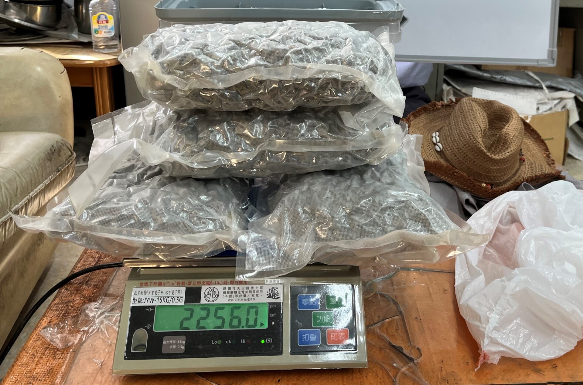警方與海關聯手查扣4大包約2公斤之第二級毒品大麻。(圖／刑事警察局提供)