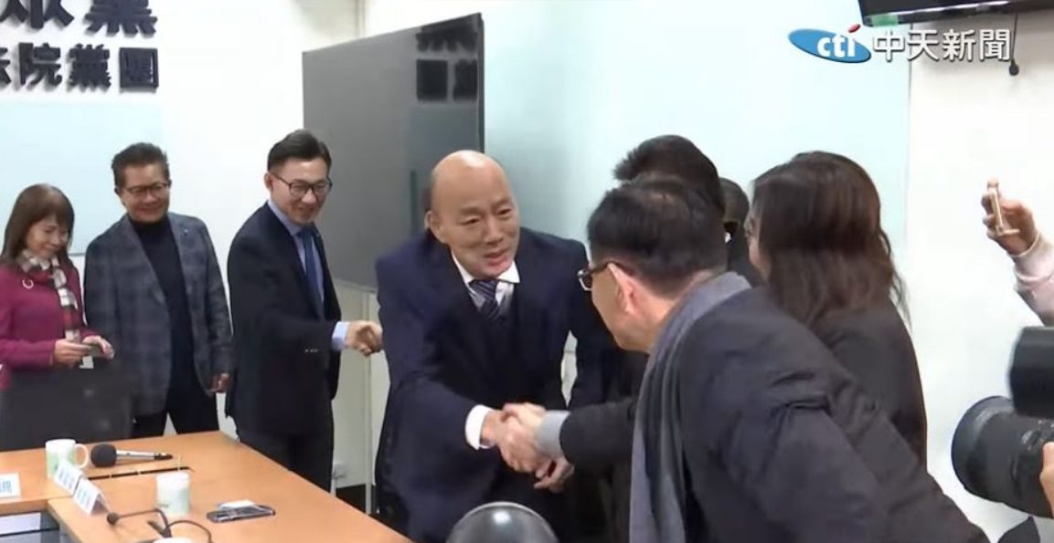 融化民眾黨對話曝!韓國瑜「我跟陳水扁很熟」逗笑深綠陳昭姿 對黃珊珊給2字 融化民眾黨對話曝!韓國瑜「我跟陳水扁很熟」逗笑深綠陳昭姿 對黃珊珊給2字