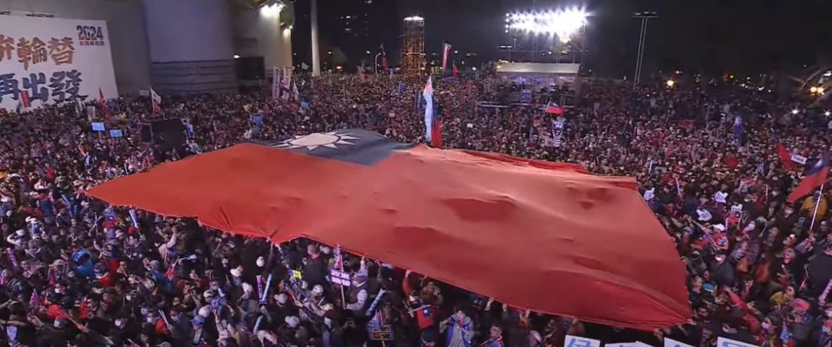25萬人選前之夜挺侯康配！侯友宜、趙少康大進場走15分鐘　大國旗超震撼