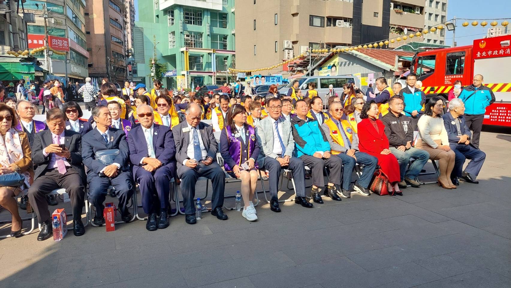 台北市副市長李四川(左四)出席國際獅子會300A3區捐贈消防車典禮，現場冠蓋雲集。(圖/記者張欽攝影)